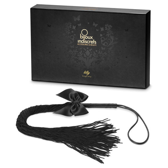 Flogger a frange morbide Bijoux Indiscrets Lilly con confezione, su sfondo bianco
