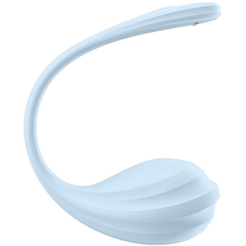 Satisfyer Petale Liscio Sky - Massaggiatore esterno - in mano per le dimensioni
