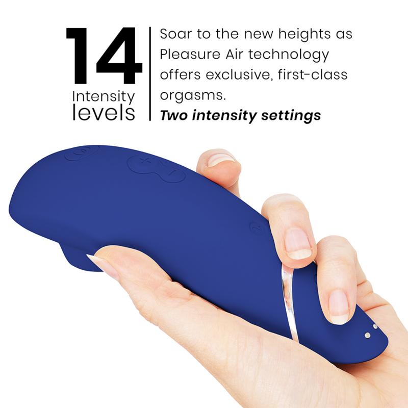 Womanizer Premium 2 - Massaggiatore ad aria pulsata, colore mirtillo - in mano per le dimensioni
