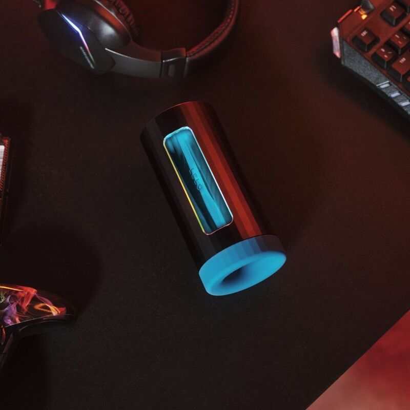 LELO F1S V3 illuminato su una scrivania