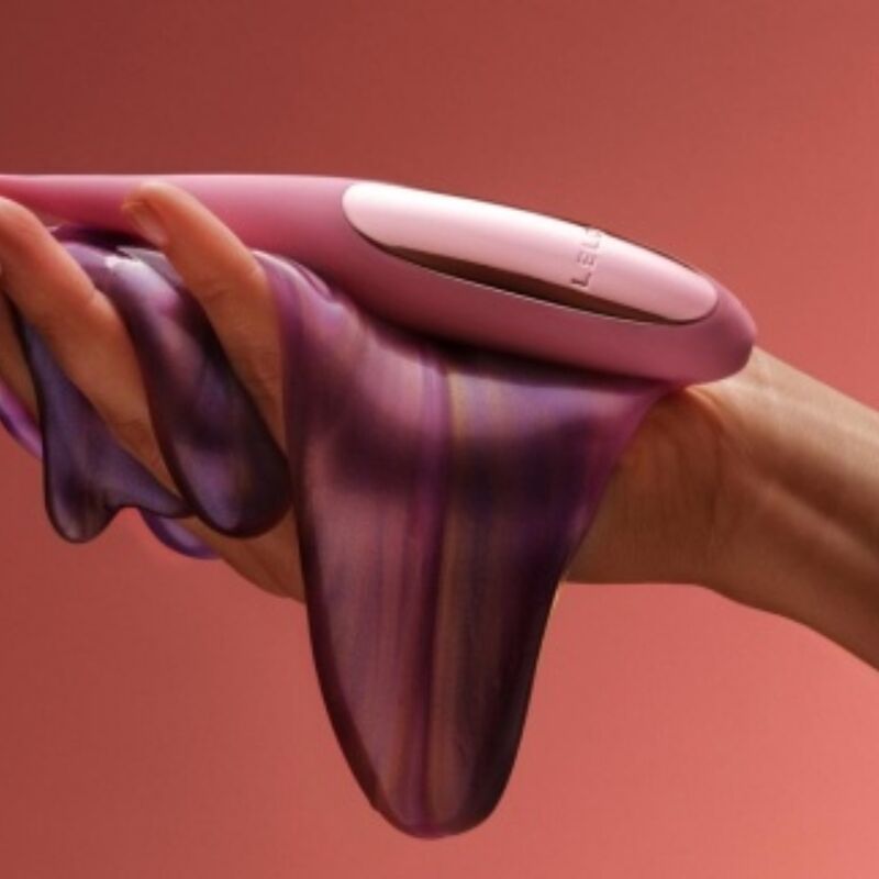 LELO Dot Travel - Massaggiatore esterno, colore viola - in mano per le dimensioni