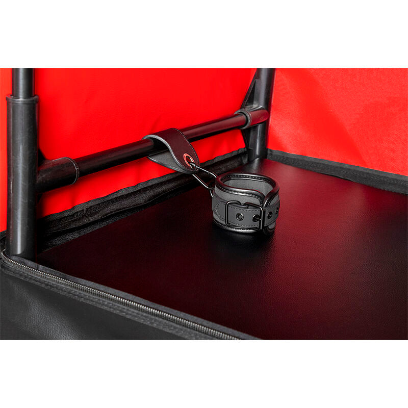 Secret Dome Kink Club Cabina Bukkake - Accessorio intimo, colore nero rosso - in mano per le dimensioni