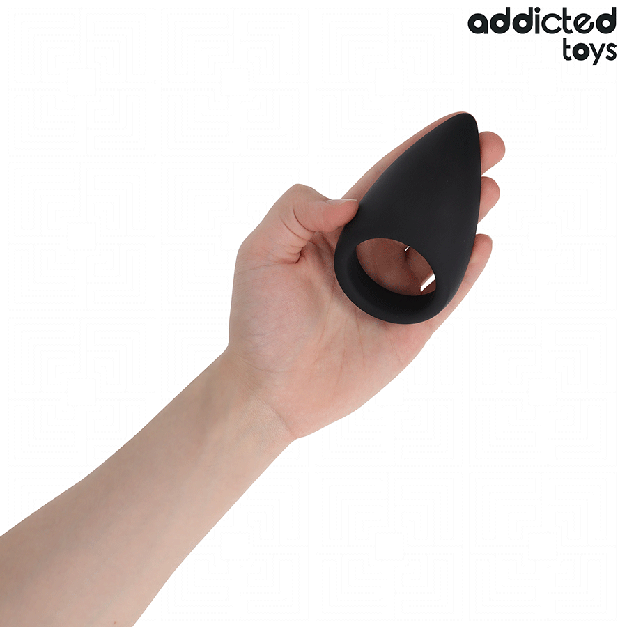 Addicted Toys Lacrima - Anello per uomo - in mano per le dimensioni
