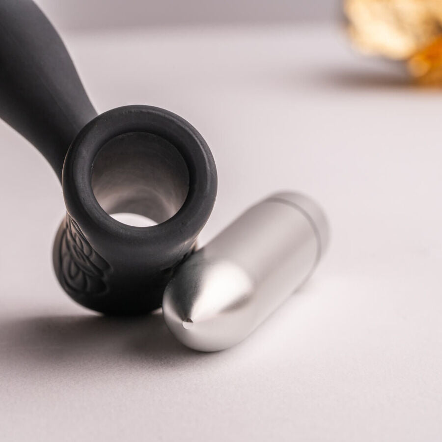 Rocks-Off Petite Sensations Teazer Plug - Accessorio intimo, colore nero - in mano per le dimensioni