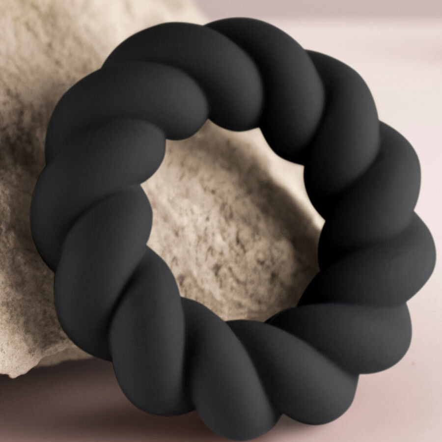 Rocks-Off Twist - Anello per uomo - in mano per le dimensioni