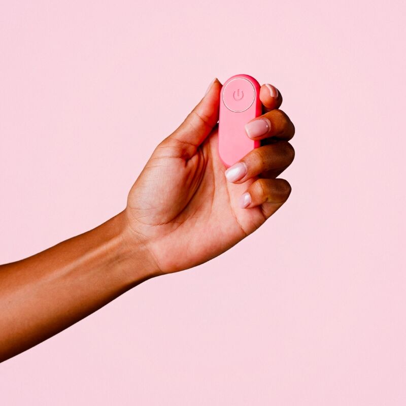 Je Joue Ily Panty Vibe - Massaggiatore con telecomando - in mano per le dimensioni