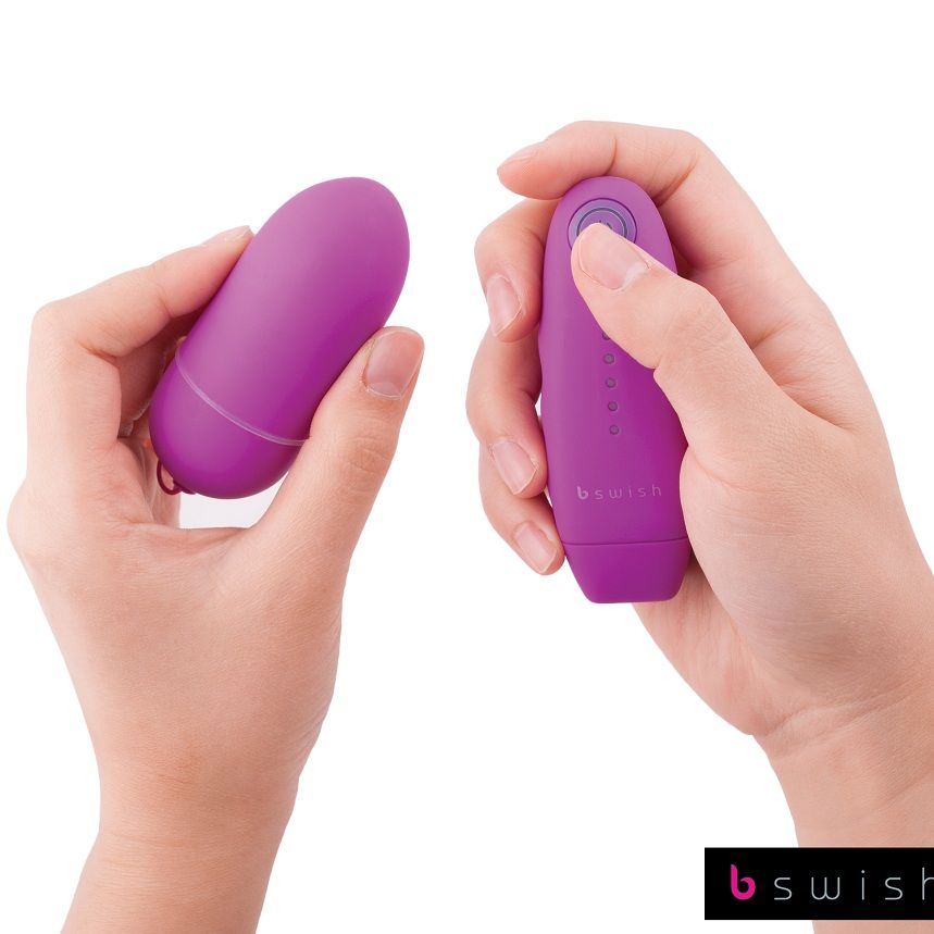 B Swish Classico Unleashed - Massaggiatore con telecomando, colore lilla - in mano per le dimensioni