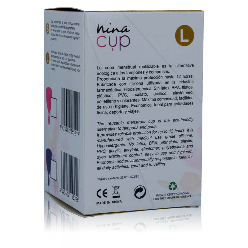 Nina Kikí Coppa Mestruale - Accessorio intimo, colore rosa - in mano per le dimensioni