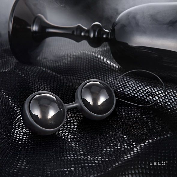 LELO Sfere Cinesi Luna Beads Noir - Palline Kegel - in mano per le dimensioni