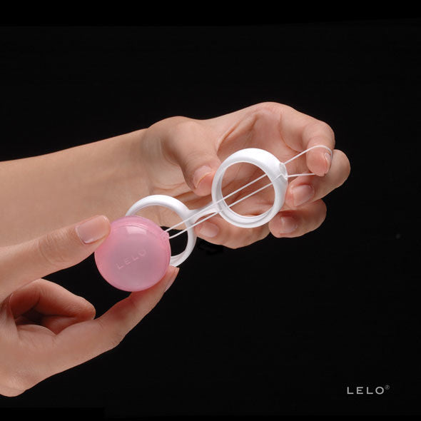LELO Luna Perline - Palline Kegel - in mano per le dimensioni
