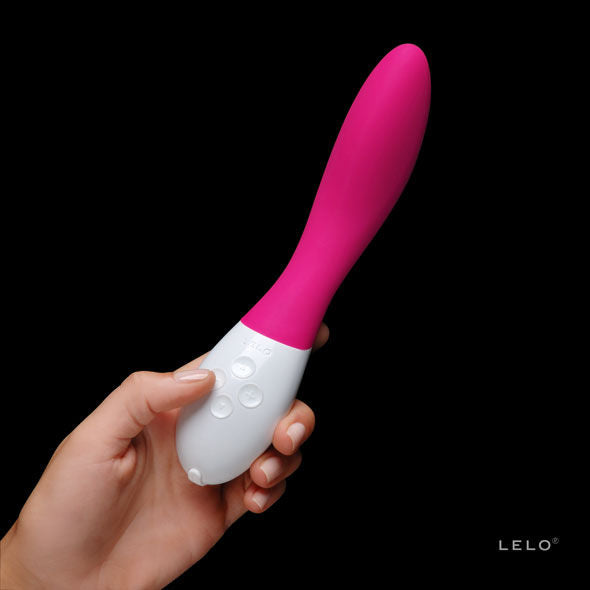 LELO Mona 2 Cerise - Massaggiatore - in mano per le dimensioni